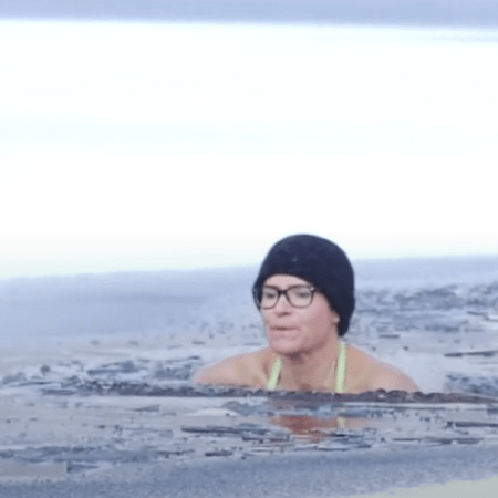 orange hat ladies, sea swimming